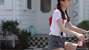 Sweet Japanese girl enjoys being filmed on her bike [bunc-002]