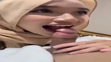 Ukhti malay cantik banget sepong kontol pacarnya