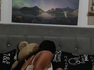 I lick my girlfriend's twat and this babe cums in my throat