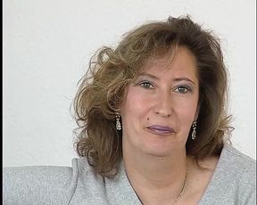 Reife Emma macht es sich auf der Dildocouch bis zum Hoehepunkt